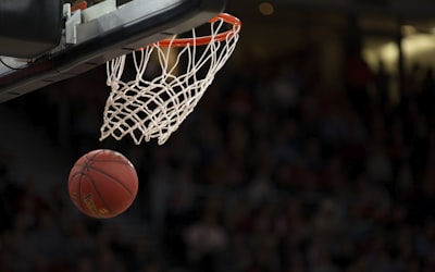篮球NBA赛事直播截图 - 湖人队与勇士队球员在球场对抗
